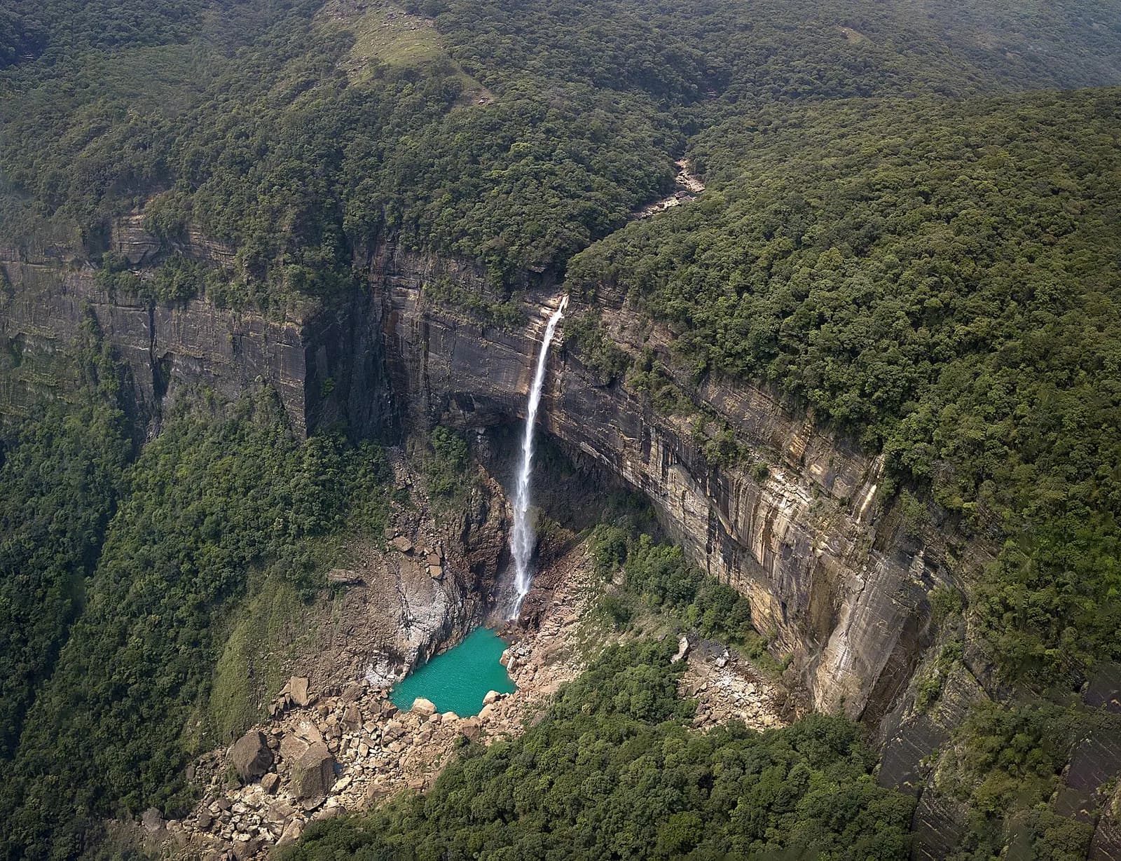 Nohkalikai Falls plunging 340 metres off the Sohra plateau near Cherrapunji, Meghalaya
